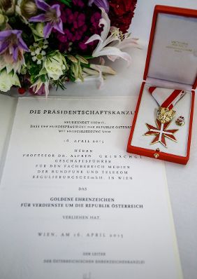 Am 16. Oktober 2015 &uuml;berreichte Kunst- und Kulturminister Josef Ostermayer das Goldene Ehrenzeichen f&uuml;r Verdienste um die Republik &Ouml;sterreich an Alfred Grinschgl.