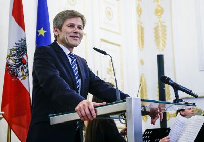 Am 16. Oktober 2015 &uuml;berreichte Kunst- und Kulturminister Josef Ostermayer (im Bild) das Goldene Ehrenzeichen f&uuml;r Verdienste um die Republik &Ouml;sterreich an Alfred Grinschgl.