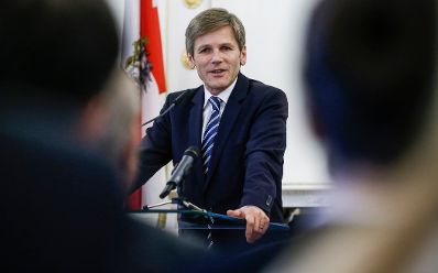 Am 16. Oktober 2015 &uuml;berreichte Kunst- und Kulturminister Josef Ostermayer (im Bild) das Goldene Ehrenzeichen f&uuml;r Verdienste um die Republik &Ouml;sterreich an Alfred Grinschgl.