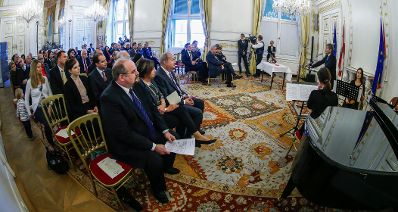 Am 16. Oktober 2015 &uuml;berreichte Kunst- und Kulturminister Josef Ostermayer das Goldene Ehrenzeichen f&uuml;r Verdienste um die Republik &Ouml;sterreich an Alfred Grinschgl.