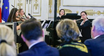 Am 16. Oktober 2015 &uuml;berreichte Kunst- und Kulturminister Josef Ostermayer das Goldene Ehrenzeichen f&uuml;r Verdienste um die Republik &Ouml;sterreich an Alfred Grinschgl.