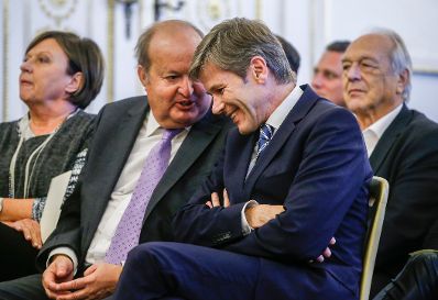 Am 16. Oktober 2015 &uuml;berreichte Kunst- und Kulturminister Josef Ostermayer (r.) das Goldene Ehrenzeichen f&uuml;r Verdienste um die Republik &Ouml;sterreich an Alfred Grinschgl (l.).