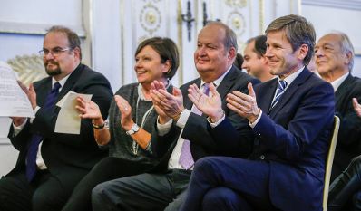 Am 16. Oktober 2015 &uuml;berreichte Kunst- und Kulturminister Josef Ostermayer das Goldene Ehrenzeichen f&uuml;r Verdienste um die Republik &Ouml;sterreich an Alfred Grinschgl.