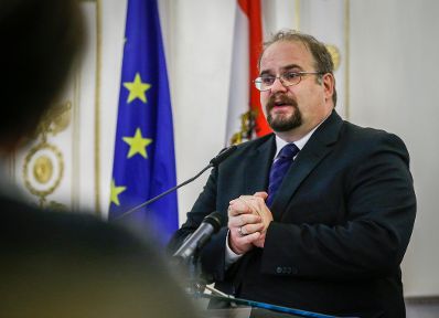 Am 16. Oktober 2015 &uuml;berreichte Kunst- und Kulturminister Josef Ostermayer das Goldene Ehrenzeichen f&uuml;r Verdienste um die Republik &Ouml;sterreich an Alfred Grinschgl. Im Bild Michael Ogris.