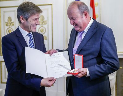 Am 16. Oktober 2015 &uuml;berreichte Kunst- und Kulturminister Josef Ostermayer (l.) das Goldene Ehrenzeichen f&uuml;r Verdienste um die Republik &Ouml;sterreich an Alfred Grinschgl (r.).