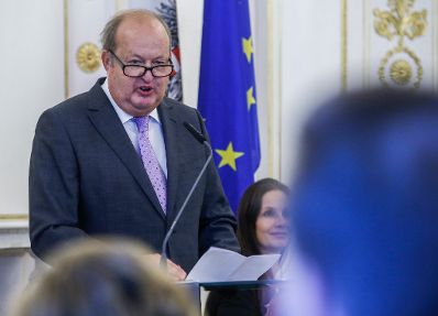 Am 16. Oktober 2015 &uuml;berreichte Kunst- und Kulturminister Josef Ostermayer das Goldene Ehrenzeichen f&uuml;r Verdienste um die Republik &Ouml;sterreich an Alfred Grinschgl (im Bild).