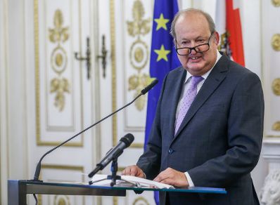 Am 16. Oktober 2015 &uuml;berreichte Kunst- und Kulturminister Josef Ostermayer das Goldene Ehrenzeichen f&uuml;r Verdienste um die Republik &Ouml;sterreich an Alfred Grinschgl (im Bild) .