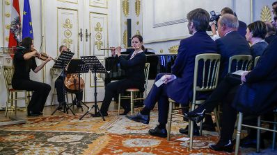 Am 16. Oktober 2015 &uuml;berreichte Kunst- und Kulturminister Josef Ostermayer das Goldene Ehrenzeichen f&uuml;r Verdienste um die Republik &Ouml;sterreich an Alfred Grinschgl.