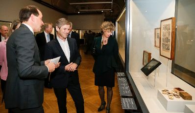 Am 19. Oktober 2015 er&ouml;ffnete Kunst- und Kulturminister Josef Ostermayer (m.) die Ausstellung Joseph Cornell im Kunsthistorischen Museum. Im Bild mit dem Kurator Jasper Sharp (l.) und der Direktorin des Kunsthistorischen Museums Sabine Haag (r.).