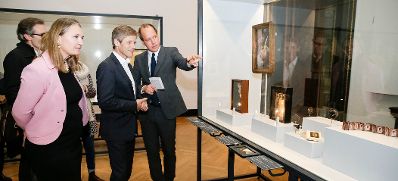 Am 19. Oktober 2015 er&ouml;ffnete Kunst- und Kulturminister Josef Ostermayer (m.) die Ausstellung Joseph Cornell im Kunsthistorischen Museum. Im Bild mit dem Kurator Jasper Sharp (r.) und der britischen Botschafterin Susan le Jeune d'Allegeershecque (l.).