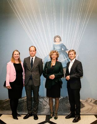 Am 19. Oktober 2015 er&ouml;ffnete Kunst- und Kulturminister Josef Ostermayer (r.) die Ausstellung Joseph Cornell im Kunsthistorischen Museum. Im Bild mit dem Kurator Jasper Sharp (m.l.), der Direktorin des Kunsthistorischen Museums Sabine Haag (m.r.) und der britischen Botschafterin Susan le Jeune d'Allegeershecque (l.).