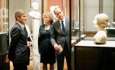 Am 19. Oktober 2015 er&ouml;ffnete Kunst- und Kulturminister Josef Ostermayer (l.) die Ausstellung Joseph Cornell im Kunsthistorischen Museum. Im Bild mit dem Kurator Jasper Sharp (r.) und der Direktorin des Kunsthistorischen Museums Sabine Haag (m.).