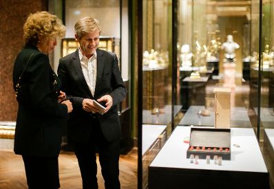 Am 19. Oktober 2015 er&ouml;ffnete Kunst- und Kulturminister Josef Ostermayer (r.) die Ausstellung Joseph Cornell im Kunsthistorischen Museum. Im Bild mit der Direktorin des Kunsthistorischen Museums Sabine Haag (l.).