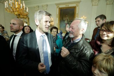 Am 26. Oktober 2015 empfing Kanzleramtsminister Josef Ostermayer im Rahmen des Nationalfeiertages Besucherinnen und Besucher im Bundeskanzleramt.