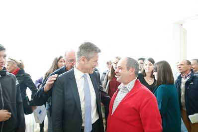 Am 26. Oktober 2015 empfing Kanzleramtsminister Josef Ostermayer im Rahmen des Nationalfeiertages Besucherinnen und Besucher im Bundeskanzleramt.