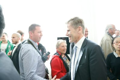Am 26. Oktober 2015 empfing Kanzleramtsminister Josef Ostermayer im Rahmen des Nationalfeiertages Besucherinnen und Besucher im Bundeskanzleramt.
