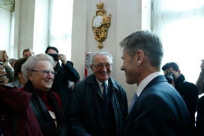 Am 26. Oktober 2015 empfing Kanzleramtsminister Josef Ostermayer im Rahmen des Nationalfeiertages Besucherinnen und Besucher im Bundeskanzleramt.