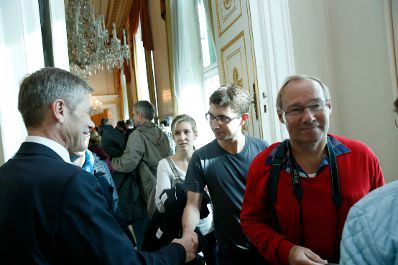 Am 26. Oktober 2015 empfing Kanzleramtsminister Josef Ostermayer im Rahmen des Nationalfeiertages Besucherinnen und Besucher im Bundeskanzleramt.