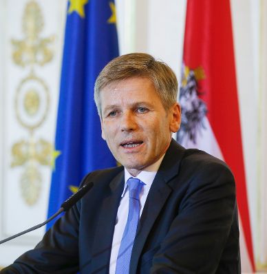 Am 30. Oktober 2015 &uuml;berreichte Kunst- und Kulturminister Josef Ostermayer (im Bild) das &ouml;sterreichische Ehrenkreuz f&uuml;r Wissenschaft und Kunst an Rainer Schubert.