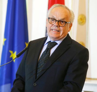 Am 30. Oktober 2015 &uuml;berreichte Kunst- und Kulturminister Josef Ostermayer das &ouml;sterreichische Ehrenkreuz f&uuml;r Wissenschaft und Kunst an Rainer Schubert.