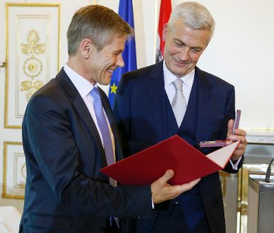 Am 30. Oktober 2015 &uuml;berreichte Kunst- und Kulturminister Josef Ostermayer (l.) das &ouml;sterreichische Ehrenkreuz f&uuml;r Wissenschaft und Kunst an Rainer Schubert (r.).