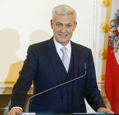 Am 30. Oktober 2015 &uuml;berreichte Kunst- und Kulturminister Josef Ostermayer das &ouml;sterreichische Ehrenkreuz f&uuml;r Wissenschaft und Kunst an Rainer Schubert (im Bild).