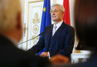 Am 30. Oktober 2015 &uuml;berreichte Kunst- und Kulturminister Josef Ostermayer das &ouml;sterreichische Ehrenkreuz f&uuml;r Wissenschaft und Kunst an Rainer Schubert (im Bild).