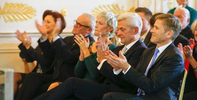 Am 30. Oktober 2015 &uuml;berreichte Kunst- und Kulturminister Josef Ostermayer das &ouml;sterreichische Ehrenkreuz f&uuml;r Wissenschaft und Kunst an Rainer Schubert.