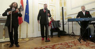 Am 6. Oktober 2015 &uuml;berreichte Kunst- und Kulturminister Josef Ostermayer die Urkunde mit der Mercedes Echerer der Berufstitel Professorin verliehen wurde.