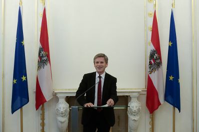 Am 6. Oktober 2015 &uuml;berreichte Kunst- und Kulturminister Josef Ostermayer (im Bild) die Urkunde mit der Mercedes Echerer der Berufstitel Professorin verliehen wurde.