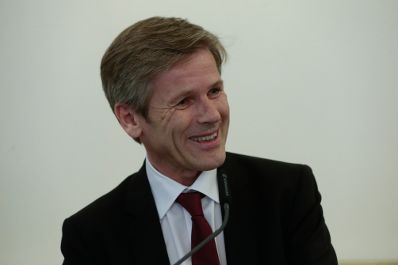 Am 6. Oktober 2015 &uuml;berreichte Kunst- und Kulturminister Josef Ostermayer (im Bild) die Urkunde mit der Mercedes Echerer der Berufstitel Professorin verliehen wurde.