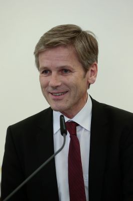 Am 6. Oktober 2015 &uuml;berreichte Kunst- und Kulturminister Josef Ostermayer (im Bild) die Urkunde mit der Mercedes Echerer der Berufstitel Professorin verliehen wurde.