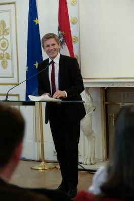 Am 6. Oktober 2015 &uuml;berreichte Kunst- und Kulturminister Josef Ostermayer (im Bild) die Urkunde mit der Mercedes Echerer der Berufstitel Professorin verliehen wurde.