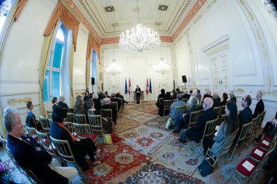 Am 6. Oktober 2015 &uuml;berreichte Kunst- und Kulturminister Josef Ostermayer die Urkunde mit der Mercedes Echerer der Berufstitel Professorin verliehen wurde.