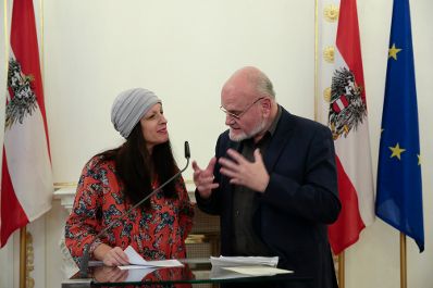 Am 6. Oktober 2015 &uuml;berreichte Kunst- und Kulturminister Josef Ostermayer die Urkunde mit der Mercedes Echerer der Berufstitel Professorin verliehen wurde. Im Bild Katharina Albrecht &ndash; Stadler und Kurt Brazda.