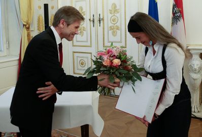 Am 6. Oktober 2015 &uuml;berreichte Kunst- und Kulturminister Josef Ostermayer (l.) die Urkunde mit der Mercedes Echerer (r.) der Berufstitel Professorin verliehen wurde.