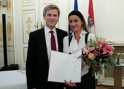 Am 6. Oktober 2015 &uuml;berreichte Kunst- und Kulturminister Josef Ostermayer (l.) die Urkunde mit der Mercedes Echerer (r.) der Berufstitel Professorin verliehen wurde.