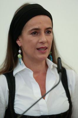 Am 6. Oktober 2015 &uuml;berreichte Kunst- und Kulturminister Josef Ostermayer die Urkunde mit der Mercedes Echerer (im Bild) der Berufstitel Professorin verliehen wurde.