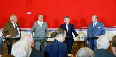 Am 2. November 2015 lud Kunst- und Kulturminister Josef Ostermayer (m.r.) zu einem Pressegespr&auml;ch anl&auml;sslich der Pr&auml;sentation des Alban Berg Denkmals. Im Bild mit dem Architekten des Denkmals, Wolf D. Prix (m.l.) und die beiden Pr&auml;sidenten der Alban Berg Stiftung, Peter Wolf (l.) und Maximilian Eiselsberg (r.).