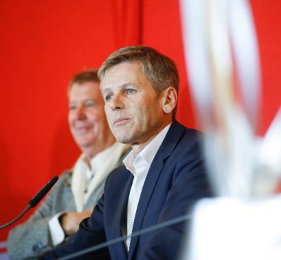 Am 2. November 2015 lud Kunst- und Kulturminister Josef Ostermayer (r.) zu einem Pressegespr&auml;ch anl&auml;sslich der Pr&auml;sentation des Alban Berg Denkmals. Im Bild mit dem Architekten des Denkmals, Wolf D. Prix (l.).