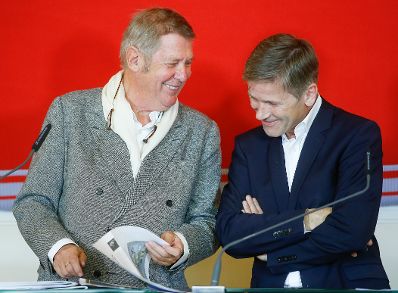 Am 2. November 2015 lud Kunst- und Kulturminister Josef Ostermayer (r.) zu einem Pressegespr&auml;ch anl&auml;sslich der Pr&auml;sentation des Alban Berg Denkmals. Im Bild mit dem Architekten des Denkmals, Wolf D. Prix (l.).