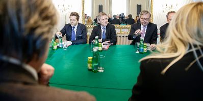 Am 10. November 2015 empfing Kunst- und Kulturminister Josef Ostermayer (m.) Vertreter der Filmindustrie im Bundeskanzleramt. Im Bild mit Staatssekret&auml;r Harald Mahrer (l.) und dem ORF-Generaldirektor Alexander Wrabetz (r.).