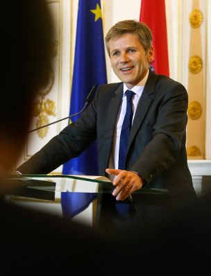 Am 17. November 2015 &uuml;berreichte Kunst- und Kulturminister Josef Ostermayer (im Bild) das Goldene Ehrenzeichen f&uuml;r Verdienste um die Republik &Ouml;sterreich an Gero Schwanberg.