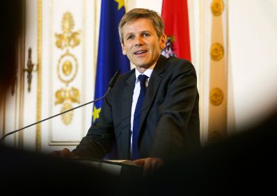 Am 17. November 2015 &uuml;berreichte Kunst- und Kulturminister Josef Ostermayer (im Bild) das Goldene Ehrenzeichen f&uuml;r Verdienste um die Republik &Ouml;sterreich an Gero Schwanberg.