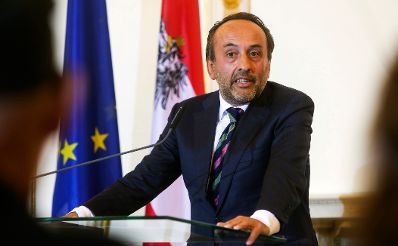 Am 17. November 2015 &uuml;berreichte Kunst- und Kulturminister Josef Ostermayer das Goldene Ehrenzeichen f&uuml;r Verdienste um die Republik &Ouml;sterreich an Gero Schwanberg. Im Bild Christoph H&ouml;lz bei seiner Laudatio.