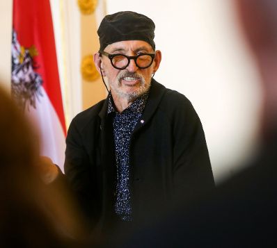 Am 17. November 2015 &uuml;berreichte Kunst- und Kulturminister Josef Ostermayer das Goldene Ehrenzeichen f&uuml;r Verdienste um die Republik &Ouml;sterreich an Gero Schwanberg (im Bild) .