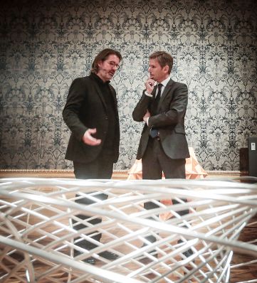 Am 20. November 2015 er&ouml;ffnete Kunst- und Kulturminister Josef Ostermayer (r.) die Ausstellung &quot;Olafur Eliasson: Baroque Baroque&quot; im Winterpalais. Im Bild mit dem d&auml;nischen K&uuml;nstler Olafur Eliasson (l.).
