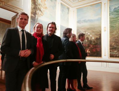 Am 20. November 2015 er&ouml;ffnete Kunst- und Kulturminister Josef Ostermayer (l.) die Ausstellung &quot;Olafur Eliasson: Baroque Baroque&quot; im Winterpalais. Im Bild mit der Direktorin des Belvedere Agnes Husslein-Arco (m.) und dem d&auml;nischen K&uuml;nstler Olafur Eliasson (r.).