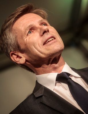 Am 20. November 2015 er&ouml;ffnete Kunst- und Kulturminister Josef Ostermayer (im Bild) die Ausstellung &quot;Olafur Eliasson: Baroque Baroque&quot; im Winterpalais.