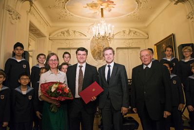 Am 20. November 2015 &uuml;berreichte Kunst- und Kulturminister Josef Ostermayer (m.r.) die Urkunde mit der dem Pr&auml;sidenten der Wiener S&auml;ngerknaben Gerald Wirth (m.l.) der Berufstitel Professor verliehen wurde. Im Bild mit Ehefrau Elke Wirth (l.) und Bischof Maximilian Aichern&lrm; sowie einigen Mitgliedern der Wiener S&auml;ngerknaben.